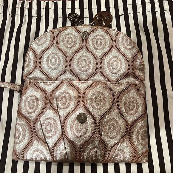 Henri Bendel ,  wristlet/clutch... Rare…Beautiful pattern designed. New - Picture 5 of 16